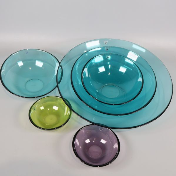 Nära vy av färgade skålar uppifrån