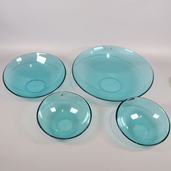 Fyra turkosa glasskålar grupperade tillsammans
