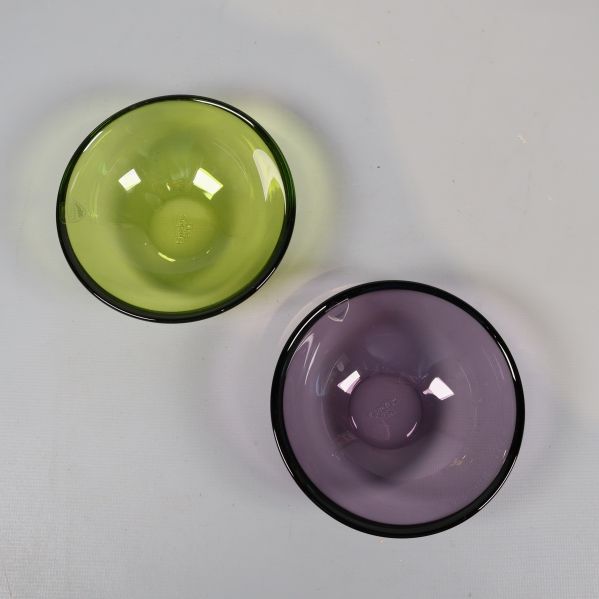 Två mindre glasskålar i limegrönt och lila