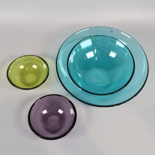 Tre färgade skålar placerade tillsammans