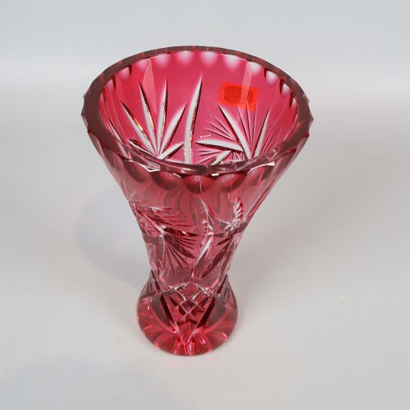 Toppen av kristallvasen uppifrån med synlig mönsterslipning