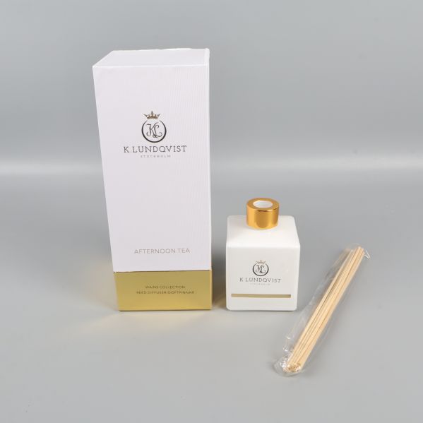 Doftpinnar med vit flaska, förpackning och stickor