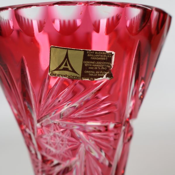 Närbild på etikett med handslipad kristallglas text och logotyp