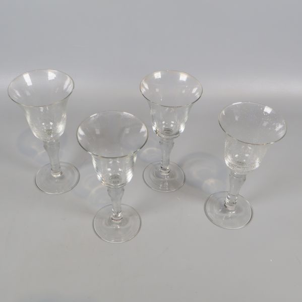 Fyra vinglas sedda ovanifrån mot ljus bakgrund