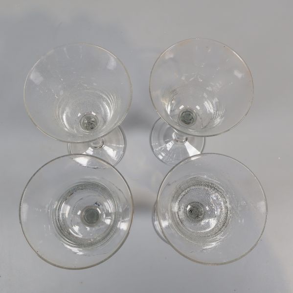 Fyra vinglas fotade rakt ovanifrån i grupp