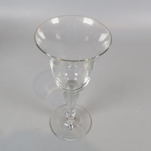 Ett vinglas i glas närbild med klassisk form