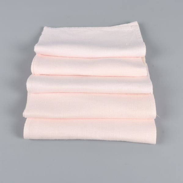 Fyra vikta tygservetter staplade ovanpå varandra