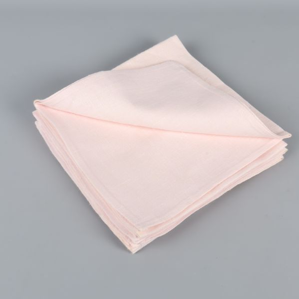 Fyra vikta tygservetter i kvadratisk form