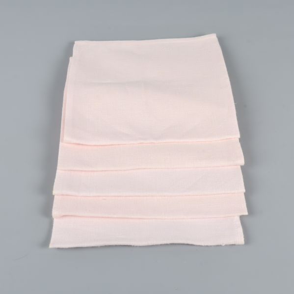 Fyra ljusa tygservetter vikta och staplade