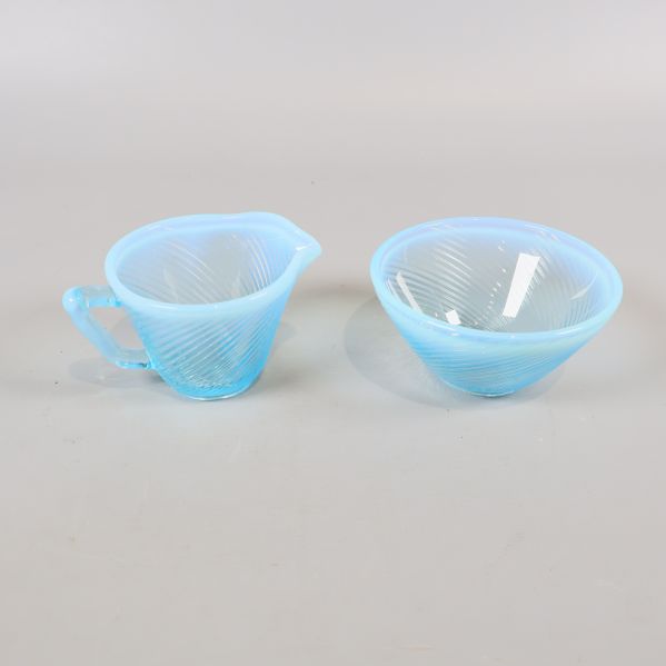 Tvådelat blått grädd- och sockerset fotograferat framifrån