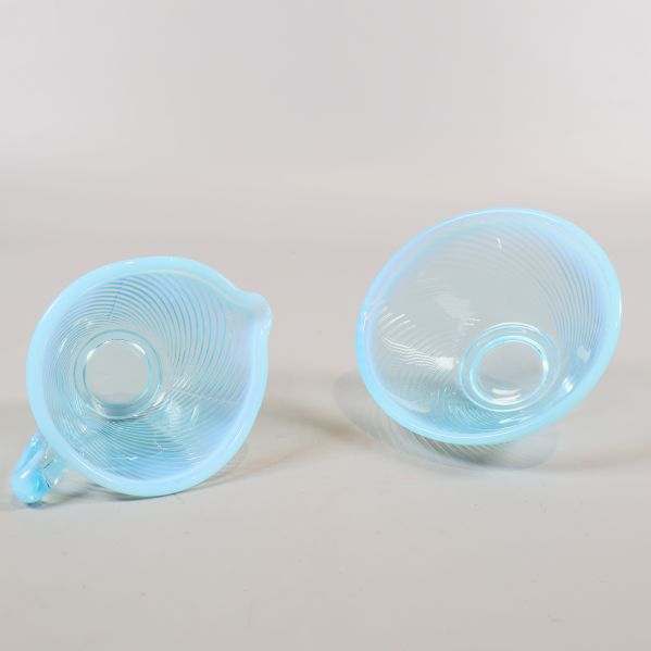 Blå gräddkanna och sockerskål vinklade ovanifrån