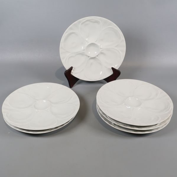 Fyra ostronfat staplade och ett på ställ