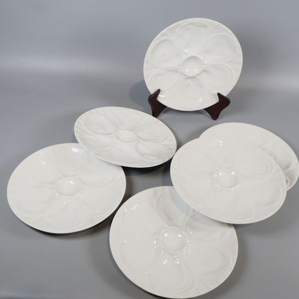 Sex ostronfat utspridda och ett på ställ