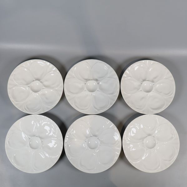 Sex ostronfat uppifrån i två rader