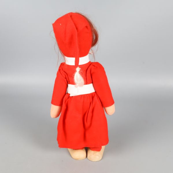 Baksidan av tomteflicka med röd luva och vit detalj