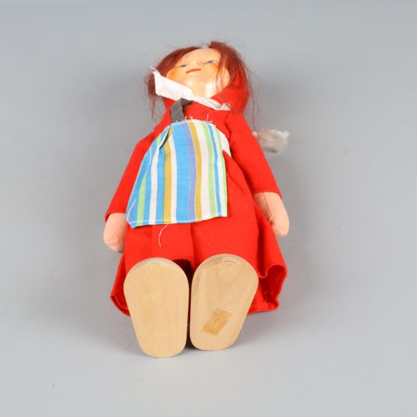 Tomteflicka liggande, undersidan av träskor synlig