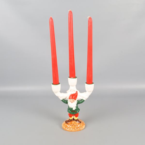 Ljusstake med tomte och tre röda ljus i armarna