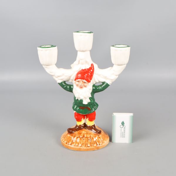 Ljusstake med tomtefigur och tre ljushållare utan ljus