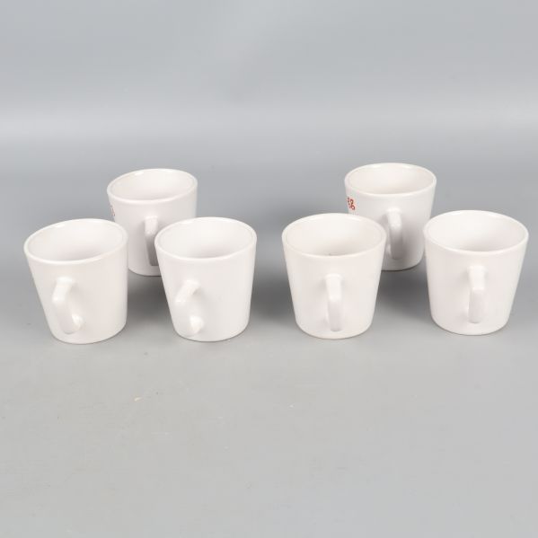 Sex glöggmuggar fotograferade bakifrån uppifrån