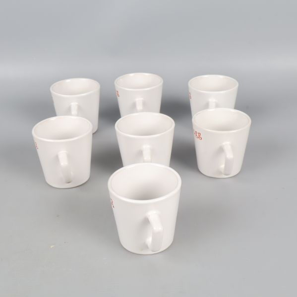 Sju vita glöggmuggar från sidan