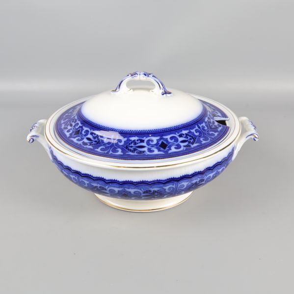 Soppskål med lock och blå dekor på grå bakgrund