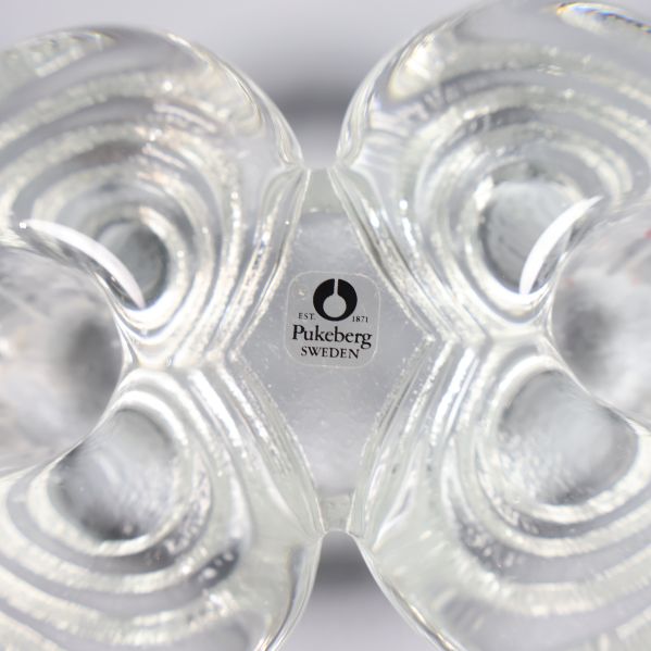 Närbild på texten Pukeberg Sweden på ljusstaken