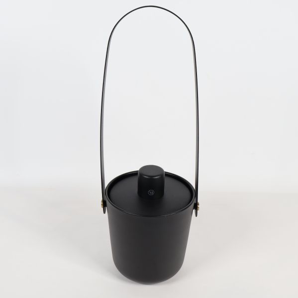 Svart, cylindrisk eldlykta med högt böjt handtag