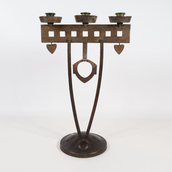 Ljusstake med hjärthängen och smide
