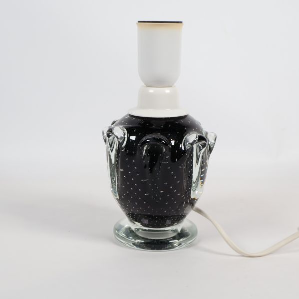 Svart glaslampa med vita bubblor och vit lampsockel
