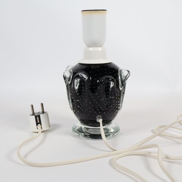 Glaslampa med synlig elkontakt och vit sladd