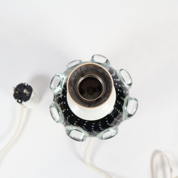 Glaslampa sedd uppifrån med bubbligt mönster