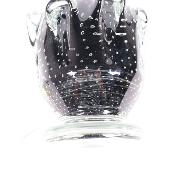 Närbild på lampans glasstruktur och bubblor