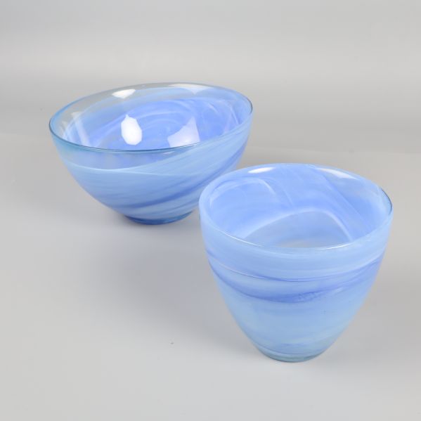 Snedbild på båda blå skålar med tydlig färg och glans