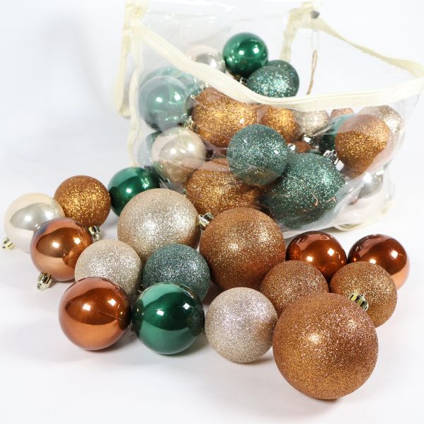 Julkulor i olika färger utplacerade framför väskan