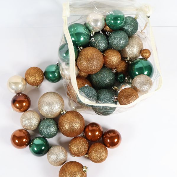 Öppnad väska med julkulor i olika färger