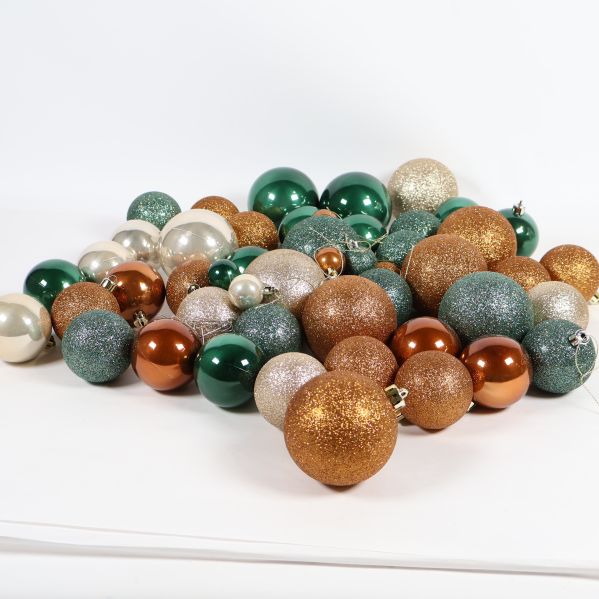 Julkulor utspridda på vit bakgrund