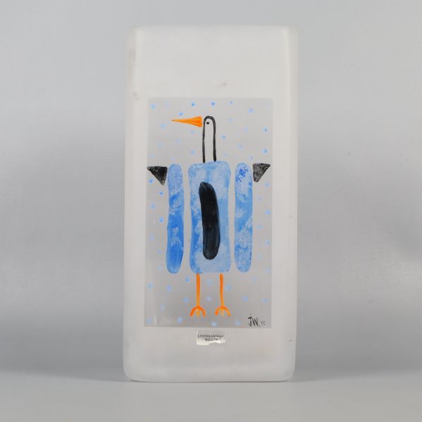 Vit rektangulär vas med blå fågelmotiv på framsidan