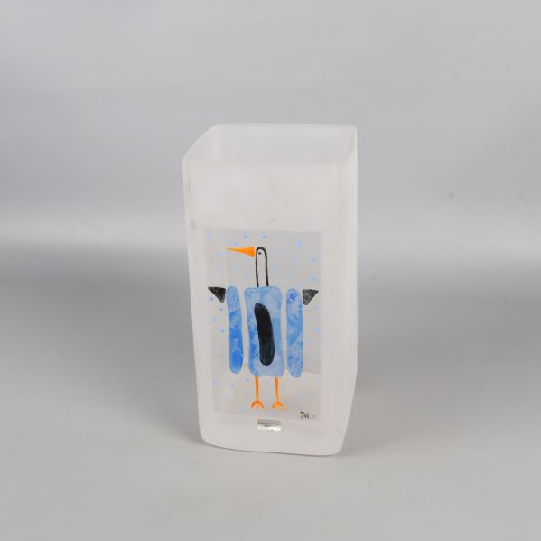 Vas fotograferad snett framifrån med tydligt motiv