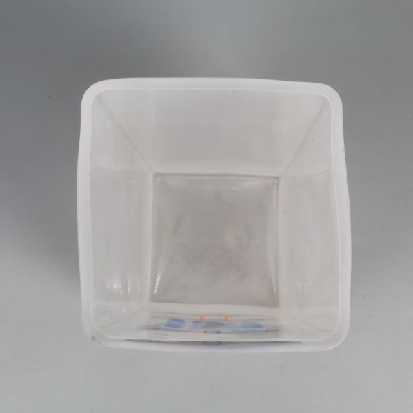 Öppningen av en fyrkantig, vit frostad vas