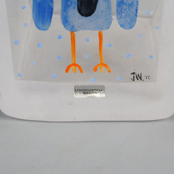 Närbild på etikett och signatur vid vasens motiv