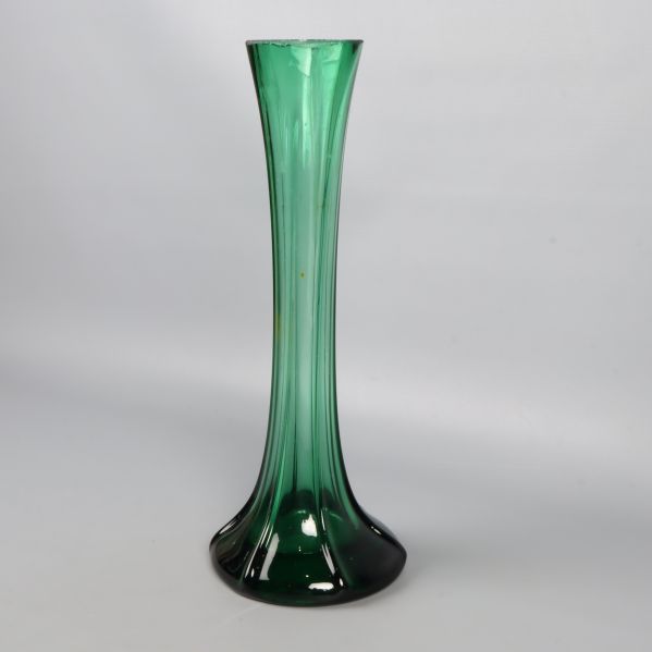 Grön glasvas visad i vinkel med tydlig glasstruktur