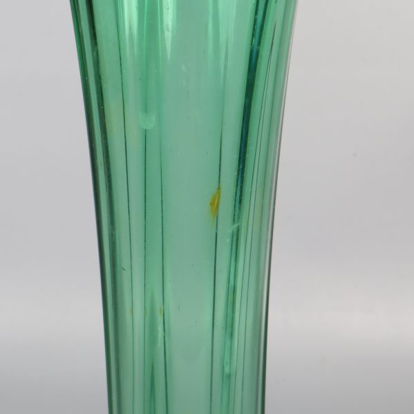 Närbild på grönt glas med liten fläck 