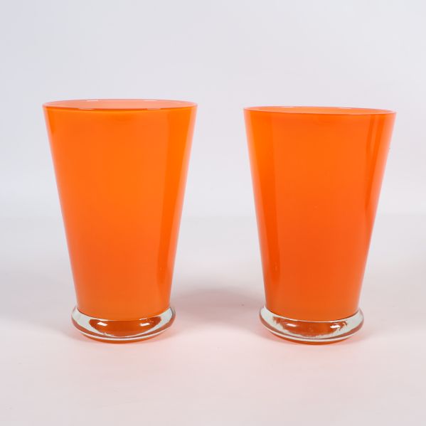 Två orange dricksglas bredvid varandra
