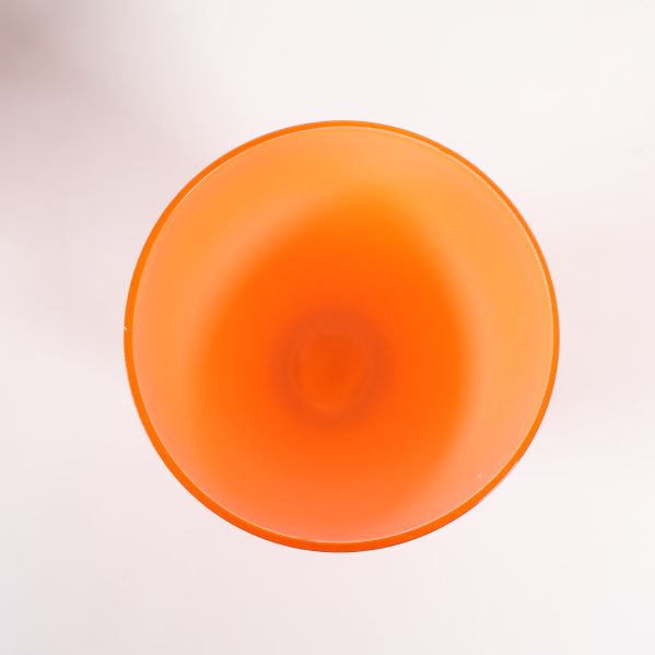 Överblick av orange glas med bred öppning