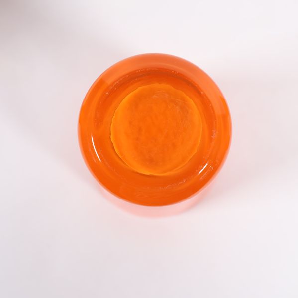 Orange glas sett underifrån med klar botten