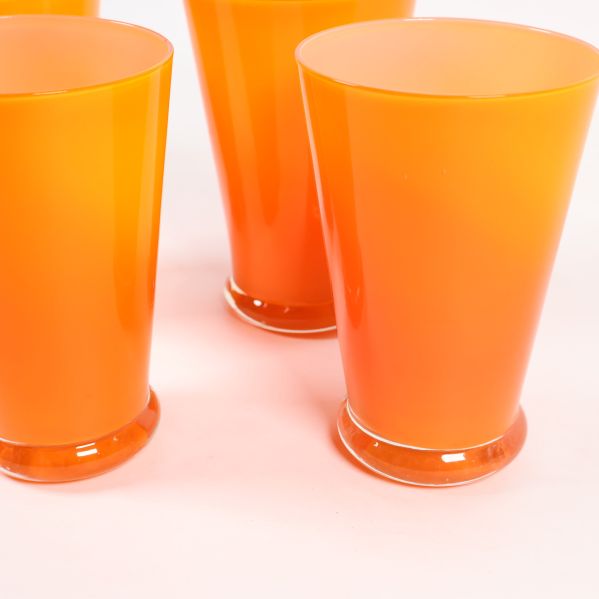 Närbild på orange glasens blanka yta