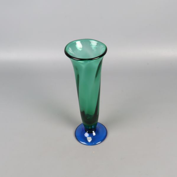Hög glasvas med grön kropp och blå fot sedd uppifrån