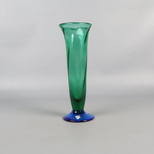 Hög glasvas med grön kropp och blå fot sedd från sidan