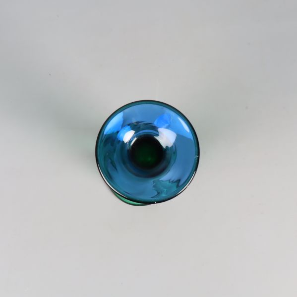 Blå fot på glasvas sedd ovanifrån