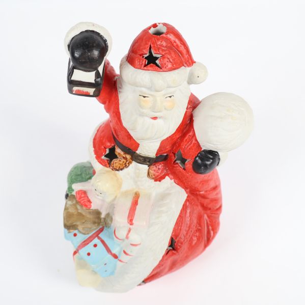 Tomte med säck och lykta sedd uppifrån med öppning för ljus